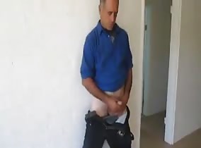 Pintor gostoso dando aquela gozada