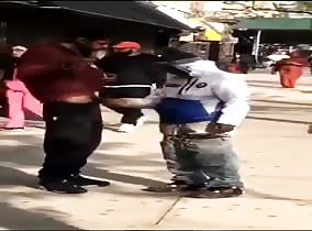Getting a handjob in broad daylight in Harlem