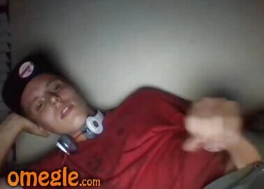 cam1692 guy talks to girlfriend right before wanking for another girl