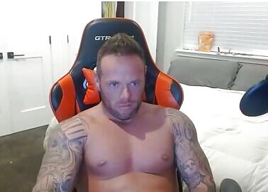 Tattooed muscular exhibitionist moans yummy masturbating