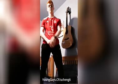 The young guitarist shows us that he can Play not only