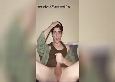A twink jerking off and squirting!