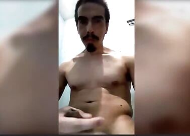 Macho gostoso e dotado falando putaria e gozando muito