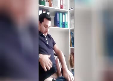 My very hot coworker cums thick cum in the office (Vídeo 2)​