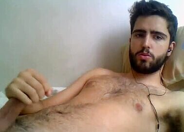 Hairy Spanish guy cumshow