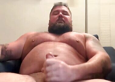 Beefy guy cum