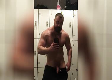 Hunk jacking in gym changing room