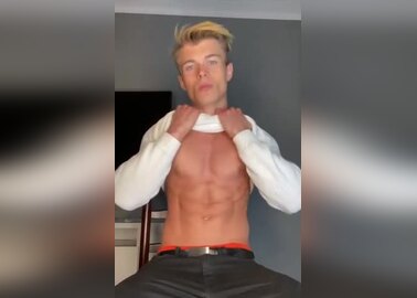 Fit hot guy jerking