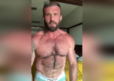 Fit hot guy jerking