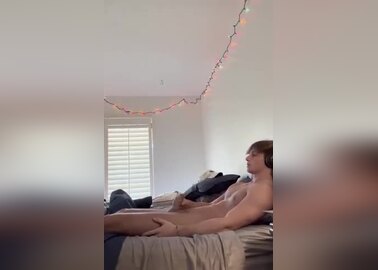 Fit hot guy jerking