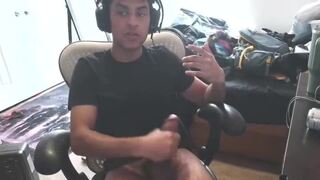 Streamer cums for his fans