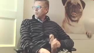 Older guy with huge cock is unimpressed