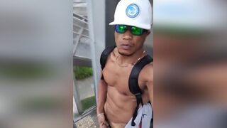 Nua na passarela