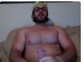 Nerd Beefy Guy Cums